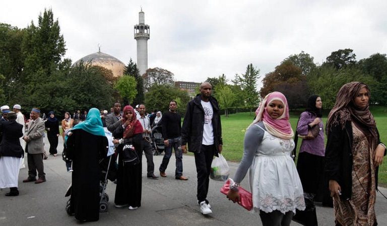Read more about the article برطانیہ میں عید کی گہما گہمی اور مبارک باد